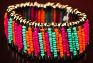 Small_safety-pin-bracelet-designs